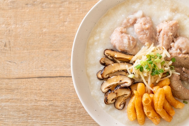 Congee de cerdo o gachas con tazón de cerdo