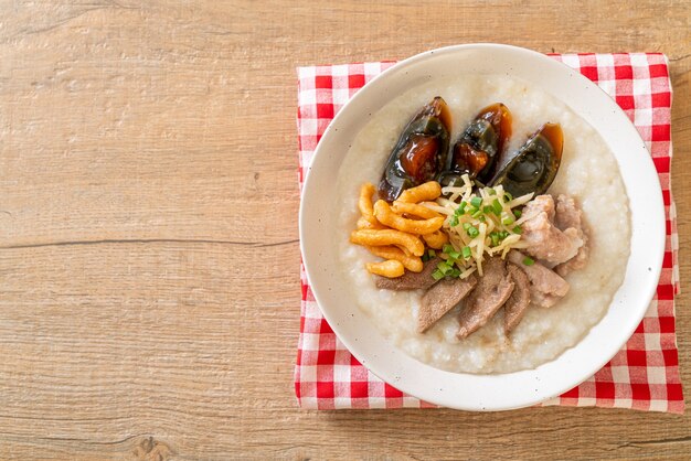 Congee de cerdo o gachas con tazón de cerdo