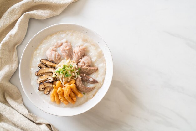 Congee de cerdo o gachas con tazón de cerdo