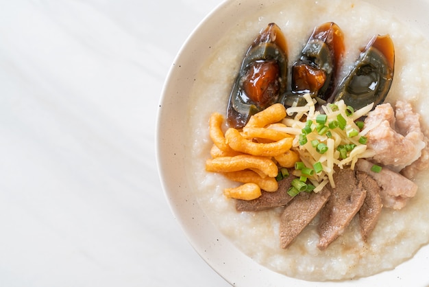 Congee de cerdo o gachas con tazón de cerdo