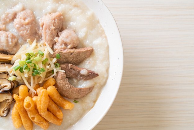 Congee de cerdo o gachas con tazón de cerdo