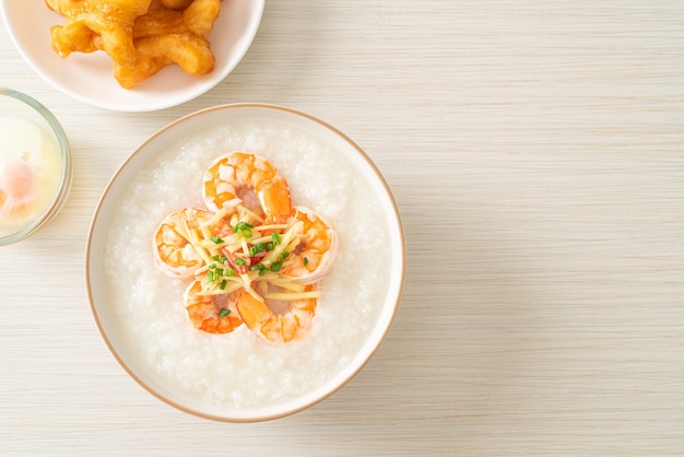 Congee com camarão e gengibre fresco por cima