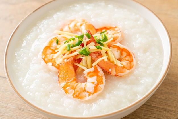 Congee com camarão e gengibre fresco por cima