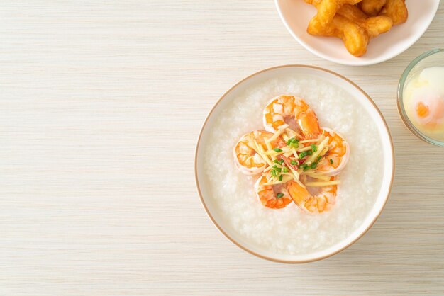 Congee com camarão e gengibre fresco por cima