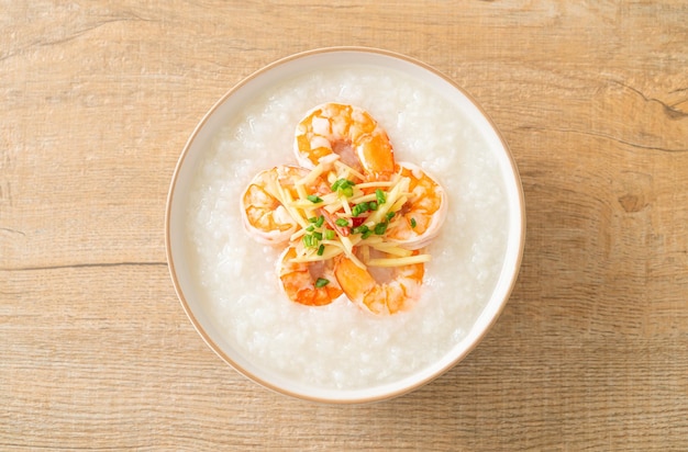 Congee com camarões e gengibre fresco por cima