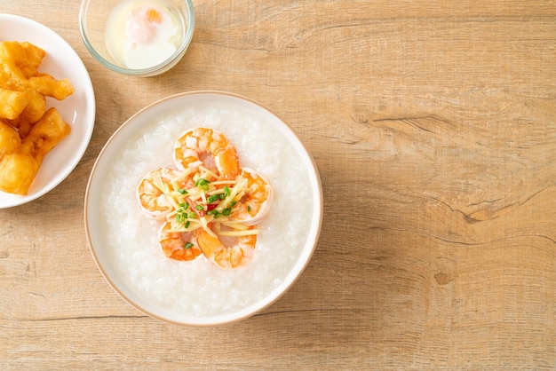 Congee com camarões e gengibre fresco por cima