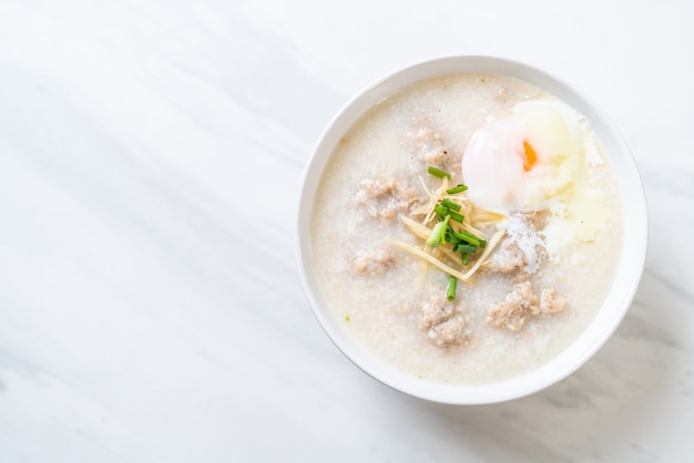 Congee com carne de porco picada na tigela