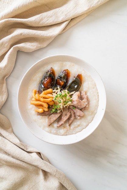 Congee de porco ou mingau com tigela de porco