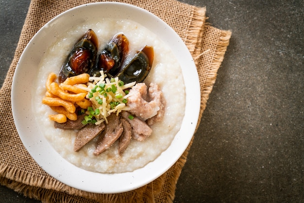 Congee de porco ou mingau com tigela de porco