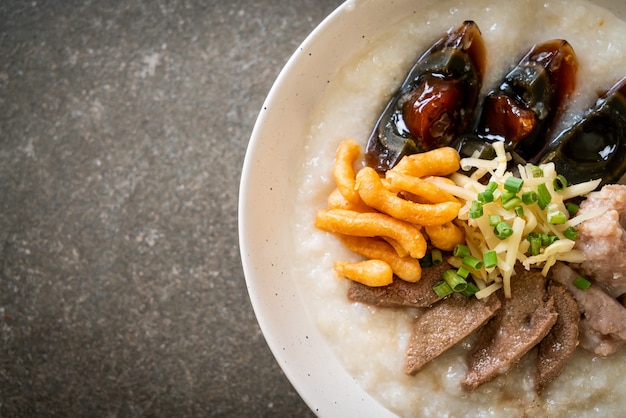 Congee de Porco ou Mingau com Tigela de Porco