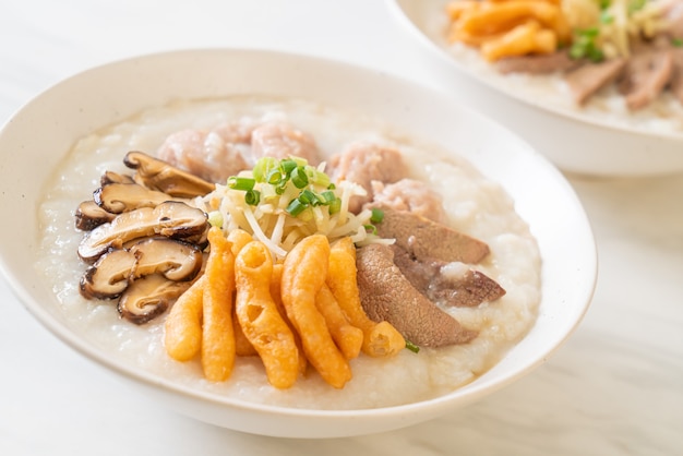 Congee de porco ou mingau com tigela de porco