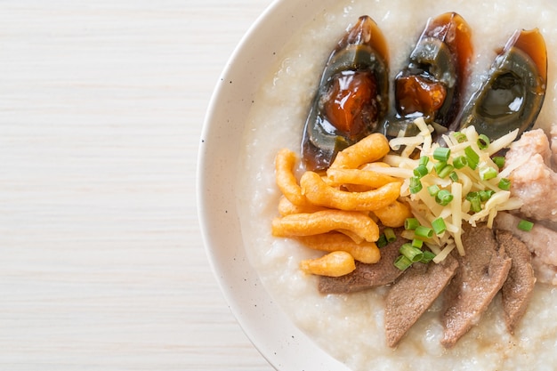 Congee de Porco ou Mingau com Tigela de Porco