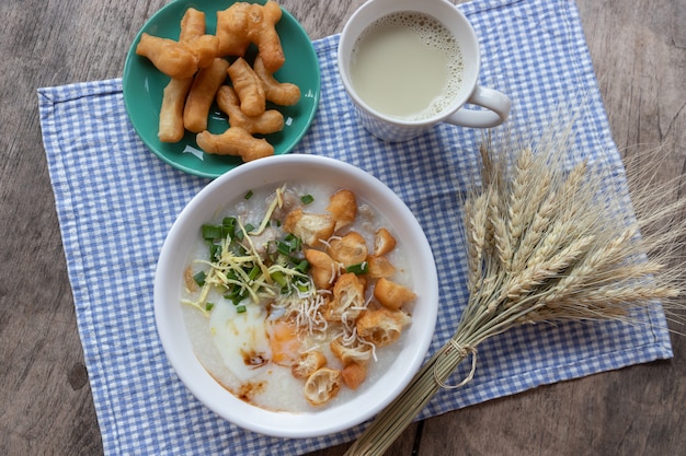 Congee huevo cocido con leche de soja y palo de masa doble frito chino