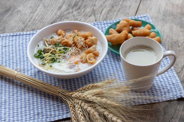 Congee huevo cocido con leche de soja y palo de masa doble frito chino