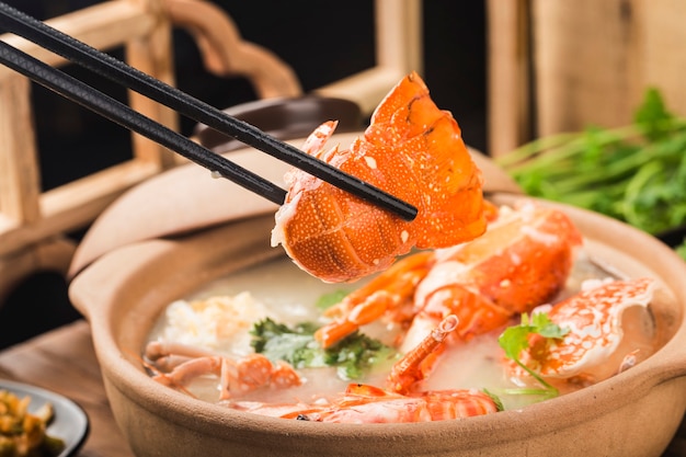 Congee de langosta y mariscos en cazuela