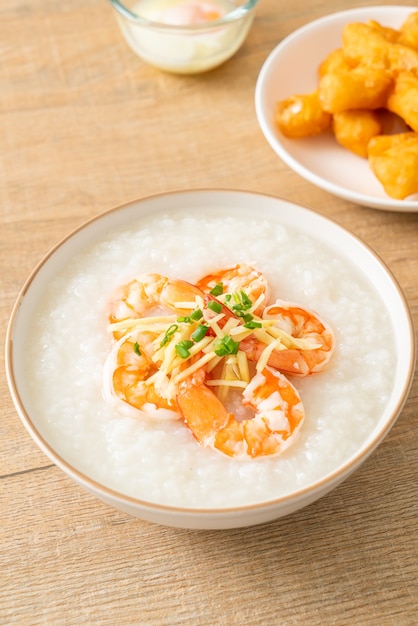 Congee mit Garnelen und frischem Ingwer obendrauf