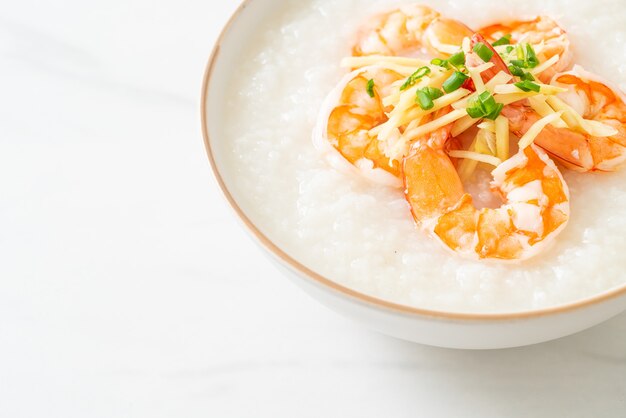 Congee mit Garnelen und frischem Ingwer obendrauf