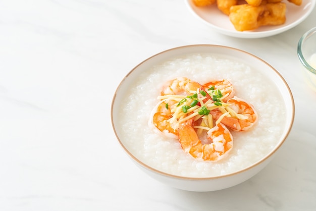 Congee mit Garnelen und frischem Ingwer obendrauf