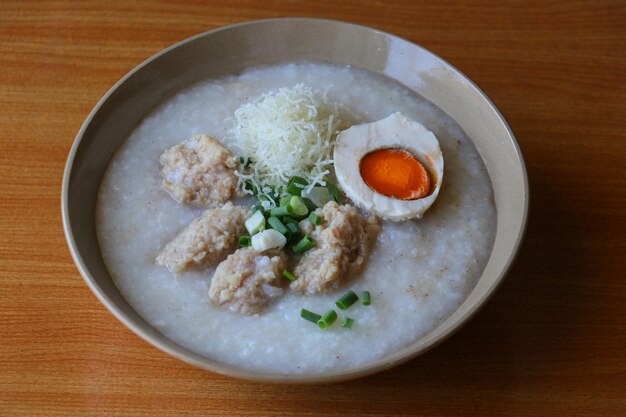 Foto congee mit gesalzenem ei und fleischbällchen