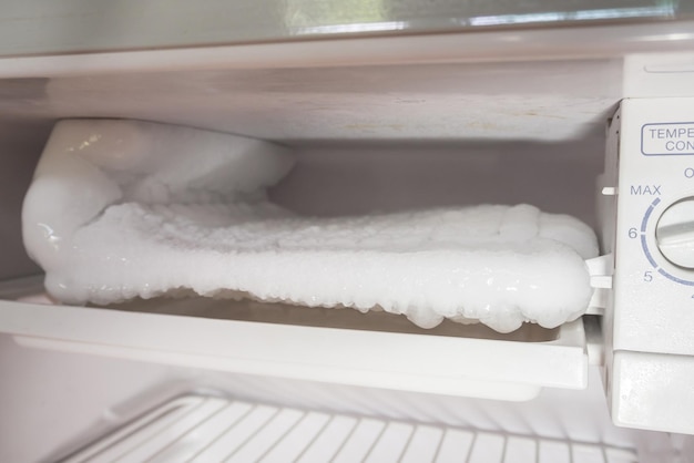 Congelado Acumulación de hielo en el congelador del refrigerador