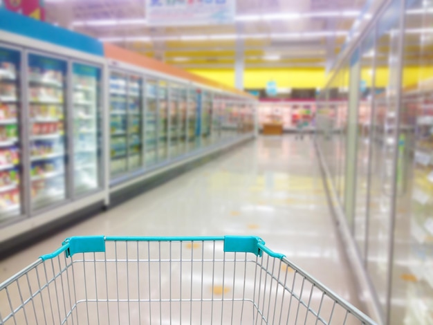 Congelador de alimentos congelados de yogur de leche de pasillo y estantes en el supermercado