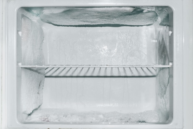 Congelador na neve, Massa de gelo nas paredes da geladeira.