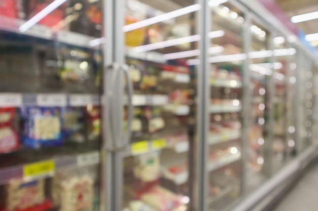 Congelador de refrigeradores comerciales de supermercado que muestra alimentos congelados desenfoque de fondo abstracto