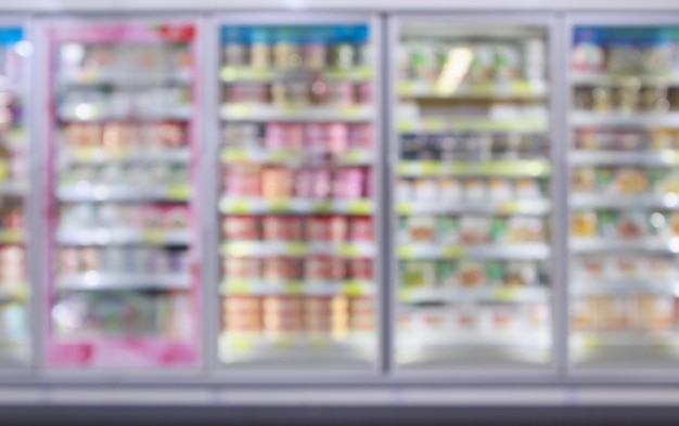 Congelador de refrigeradores comerciales de supermercado que muestra alimentos congelados desenfoque de fondo abstracto