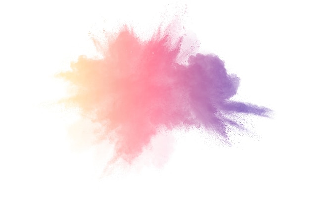 Congelar el movimiento de explosiones de polvo de colores aislados sobre fondo blanco