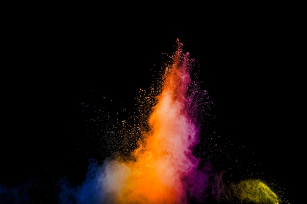 Congelar el movimiento de partículas de polvo de color salpicaduras. Holi pintado en festival.