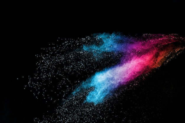 Foto congelar el movimiento del polvo de color que explota sobre fondo negro