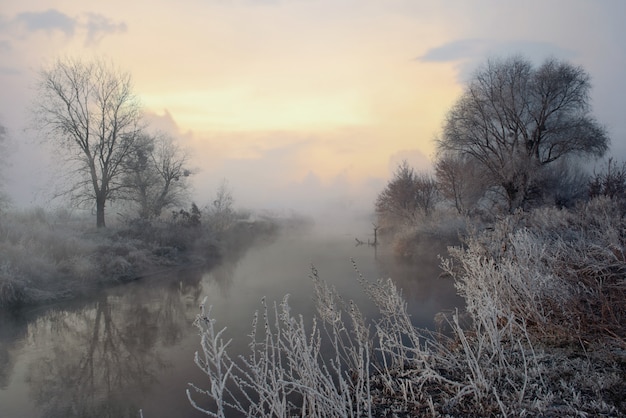 Congelar en el río al amanecer