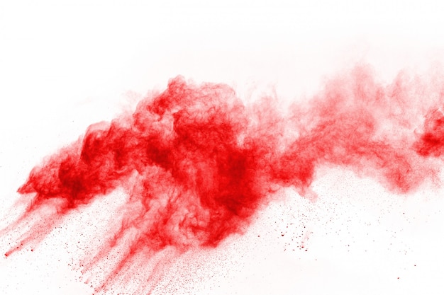 Congele o movimento do pó vermelho que explode, isolado no fundo branco.