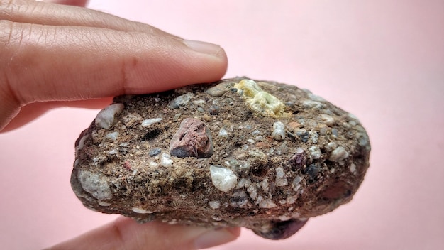Los conglomerados son rocas sedimentarias formadas por cuarzo, caliza roja, arena...