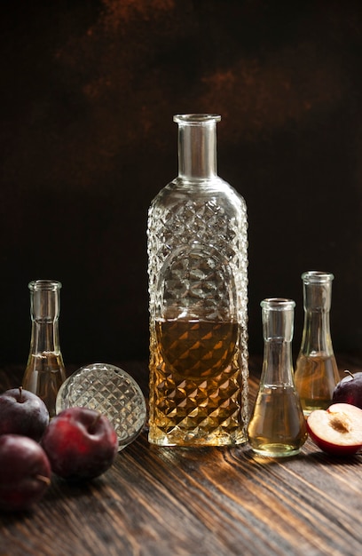 Conhaque de ameixa Rakia em copos