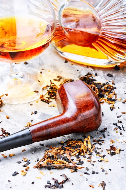 Conhaque e cachimbo com tabaco