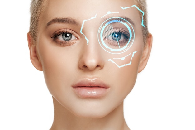 Conheça o futuro. Mulher com painel ocular de tecnologia cibernética, interface de ciberespaço, conceito de oftalmologia. Olhos de mulher bonitos com identificação moderna, tratamento médico para os olhos, foco. Efeitos visuais.