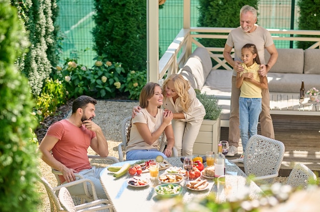 Conhecer os pais. Família jovem encontrando pais e parecendo feliz