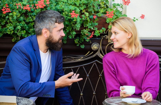 Foto conhecer pessoas primeiro encontro casal terraço bebendo café casual conhecer conhecidos lugar público casal romântico maneira normal de conhecer e se conectar com outras pessoas solteiras conhecer se tornar conhecidos