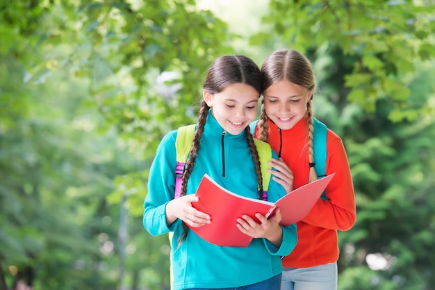 Conhecimento é semente que cresce quando você lê crianças felizes leem livro ao ar livre lista de leitura de verão literatura infantil fantasia e imaginação ficção e não ficção leia mais