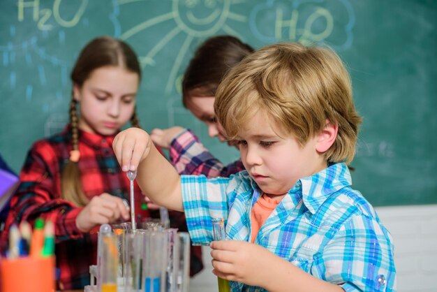 Conhecimento prático Cuidado e desenvolvimento infantil Aulas escolares Crianças adoráveis amigos se divertindo na escola Conceito de laboratório de química escolar Experimentando juntos Ambiente de apoio explore STEM