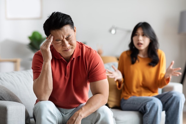 Cônjuges asiáticos emocionais brigando em casa