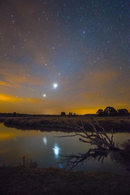 Conjunción de Júpiter y Venus sobre el río.