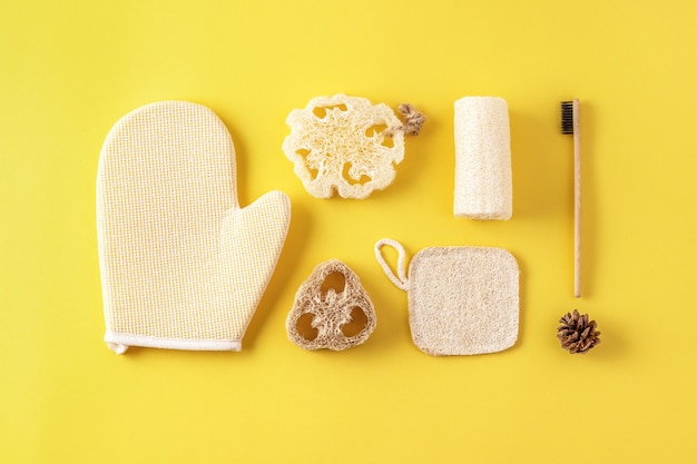 Conjunto de accesorios de baño ecológicos.