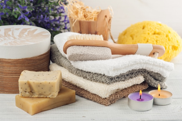 Conjunto de accesorios de baño sobre fondo de madera