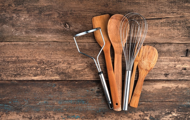 Un conjunto de accesorios de cocina sobre una superficie de madera.