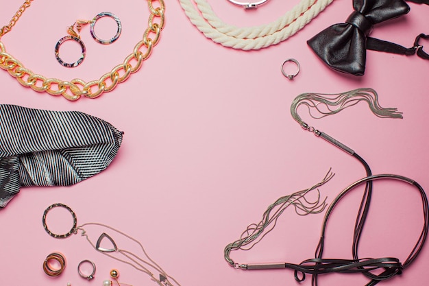 Conjunto de accesorios de dama de moda vista superior plana Maqueta de diseño de moda de moda Espacio de copia Joyas femeninas sobre un fondo rosa