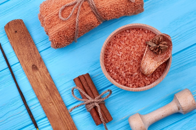 Conjunto de accesorios marrones para spa y estilo de vida saludable. Fondo de escritorio de madera azul.