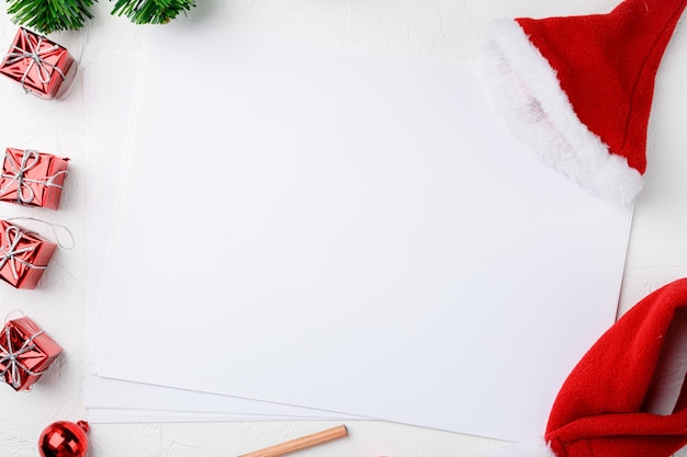 Conjunto de adornos para árboles de Navidad, vista superior del bastidor plano yacía sobre fondo de mesa de piedra blanca