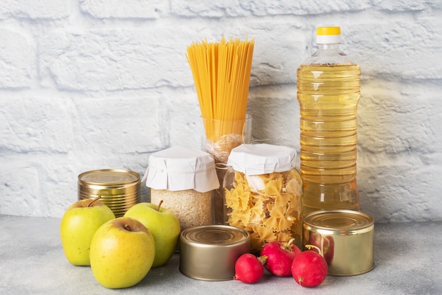 Conjunto de alimentos aceite vegetal, pasta arroz y verduras con frutas. Alimentos para donación. Copia espacio